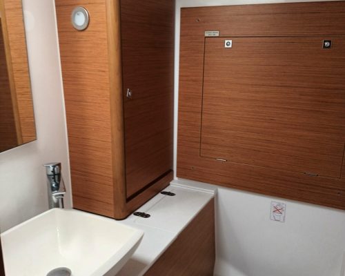 Fluid2_aft_ensuite_head